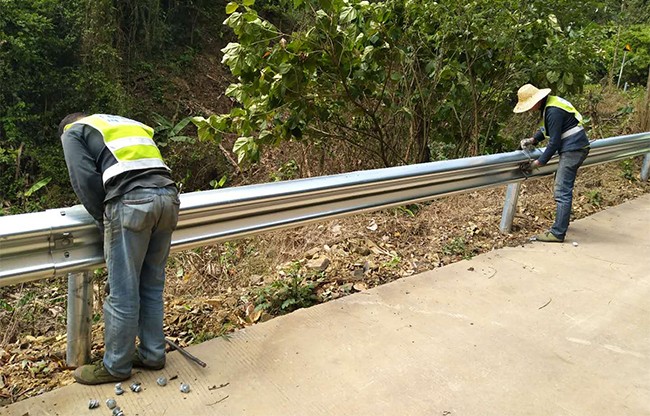 黄山高速公路护栏的定期维护与保养