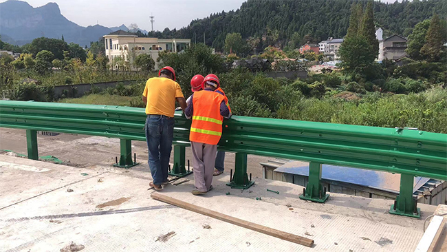 黄山高速公路护栏板的维护确保道路安全的关键环节