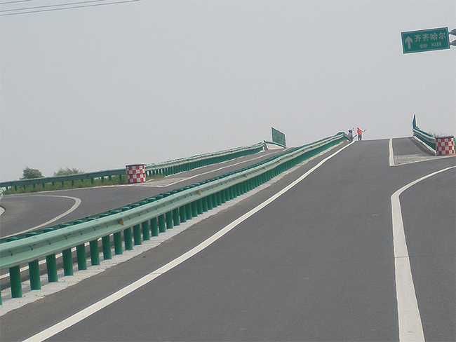 黄山高速公路护栏的材质与规格